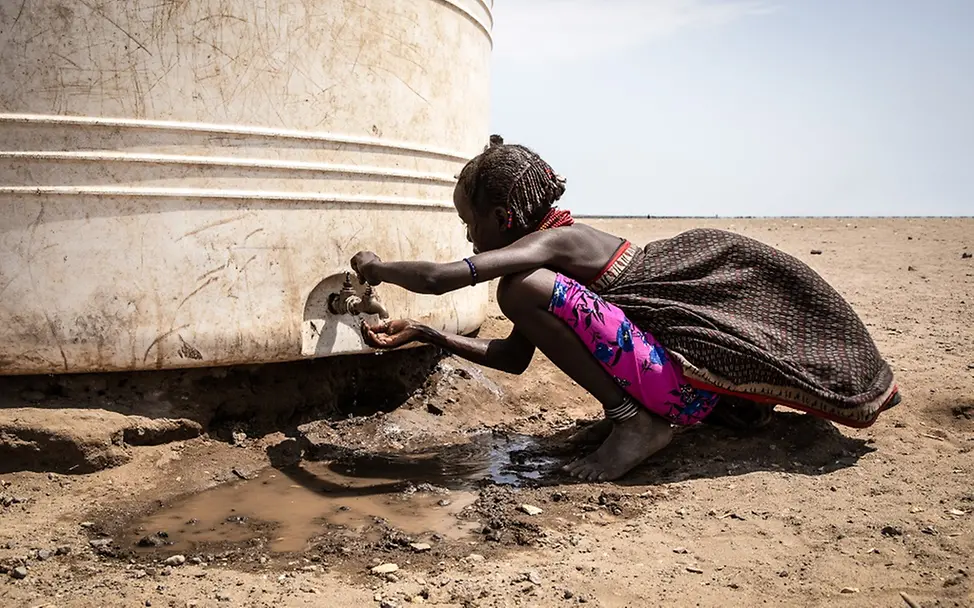 El Niño in Afrika: Ein Mädchen in Äthiopien (nahe des Äquators) zapft Wasser aus einem UNICEF-Wassertank