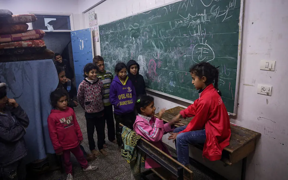 Kinder in Gaza: Kinder spielen in einem Klassenraum, der nun als Notunterkunft dient | © UNICEF/El Baba Gaza Kinder: Kinder spielen in einem Klassenraum, der nun als Notunterkunft dient