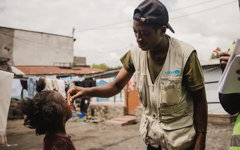 DRC: Ein Gesundheitshelfer von UNICEF unterstützt die Cholera-Impfkampagne. | © UNICEF/Benekire Cholera-Impfkampagne in der demokratischen Republik Kongo
