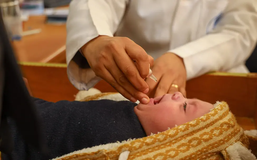 Eine Gesundheitshelferin in Rafah impft ein Baby | © UNICEF/El Baba Spenden für Gaza: Ein Baby in Gaza wird in einer von UNICEF unterstützen Klinik geimpft.