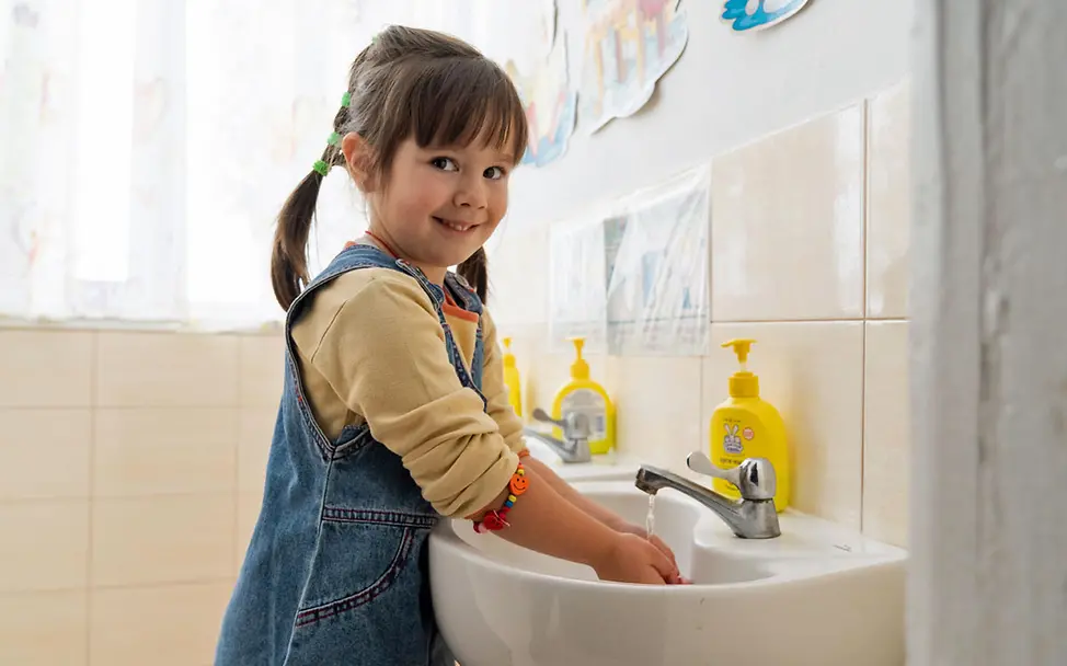 Kinder im Ukraine-Krieg: UNICEF sorgt für sauberes Wasser und Hygiene für die Zivilbevölkerung.