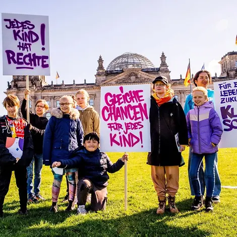 Aktionstag Kinderrechte | © UNICEF/Zimmermann Kinder demonstrieren vor dem Bundestag.