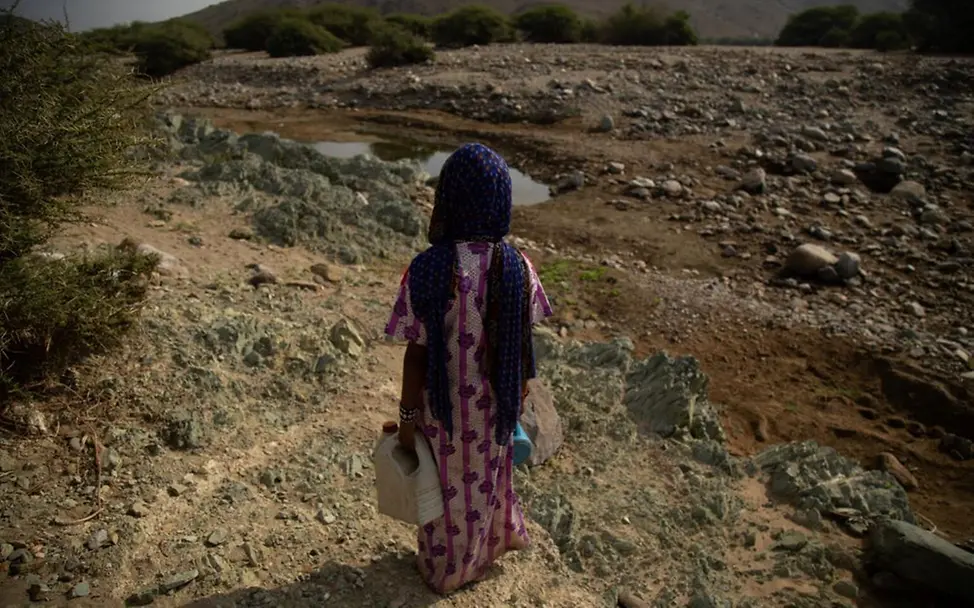 Madina Mohamed Awad (7) holt Wasser am Bach in Gelhanty, Rotes Meer, Sudan. | UNICEF/Mohamdeen Wasserknappheit im Sudan: Madina Mohamed Awad (7) holt Wasser am Bach in Gelhanty, Rotes Meer.