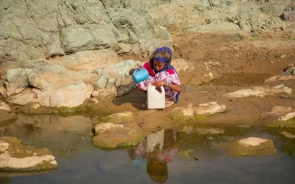 Madina Mohamed Awad (7) füllt unsicheres Wasser in Gelhanty, Rotes Meer, Sudan. | UNICEF/Elfatih Wasserknappheit im Sudan: Madina Mohamed Awad (7) füllt unsicheres Wasser in Gelhanty, Rotes Meer.