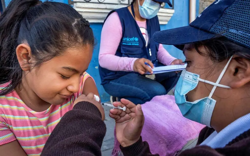Ausgerottete Krankheiten: Ein Mädchen in Guatemala erhält eine Schutzimpfung gegen Tetanus. 