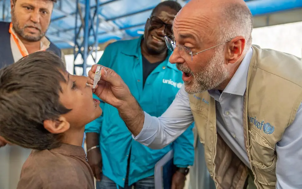 Ausgerottete Krankheiten: Ein UNICEF-Helfer verabreicht einem Jungen in Afghanistan eine Polioimpfung. 