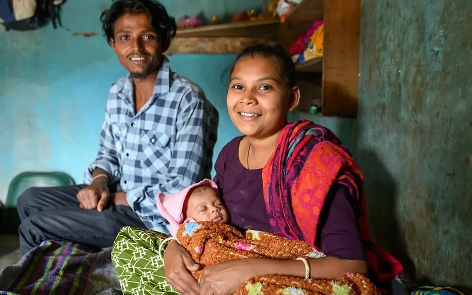 Indien:  Ein Elternpaar mit ihrem Baby, einem Frühchen