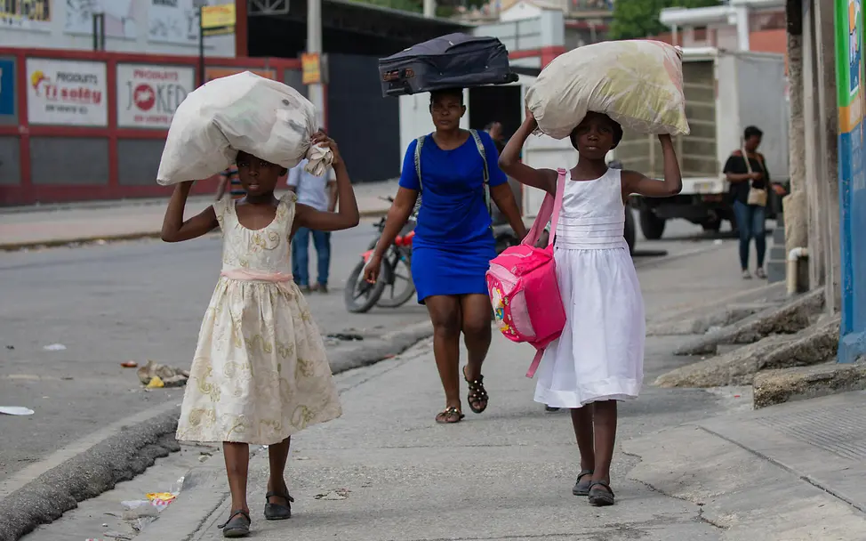 Kriminalität in Haiti: Kinder fliehen mit dem Nötigsten.