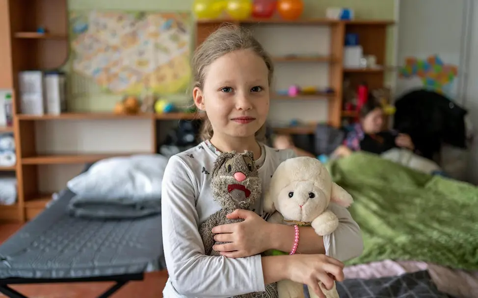 Ukraine Spenden: Menschen wie dieses Mädchen brauchen im Krieg dringend Nothilfe von Hilfsorganisationen wie UNICEF. 