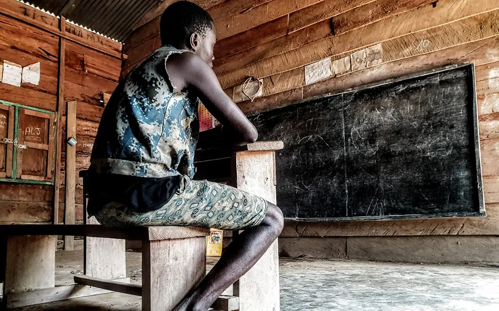 Ein Junge, der von einem Feld in der DR Kongo entführt wurde, musste 11 Monate lang als Mitglied einer Miliz kämpfen. | © UNICEF/UN0587972/Wenga Weltflüchtlingstag: Ein Junge, der in der DR Kongo entführt wurde und 11 Monate lang als Mitglied einer Miliz kämpfen musste