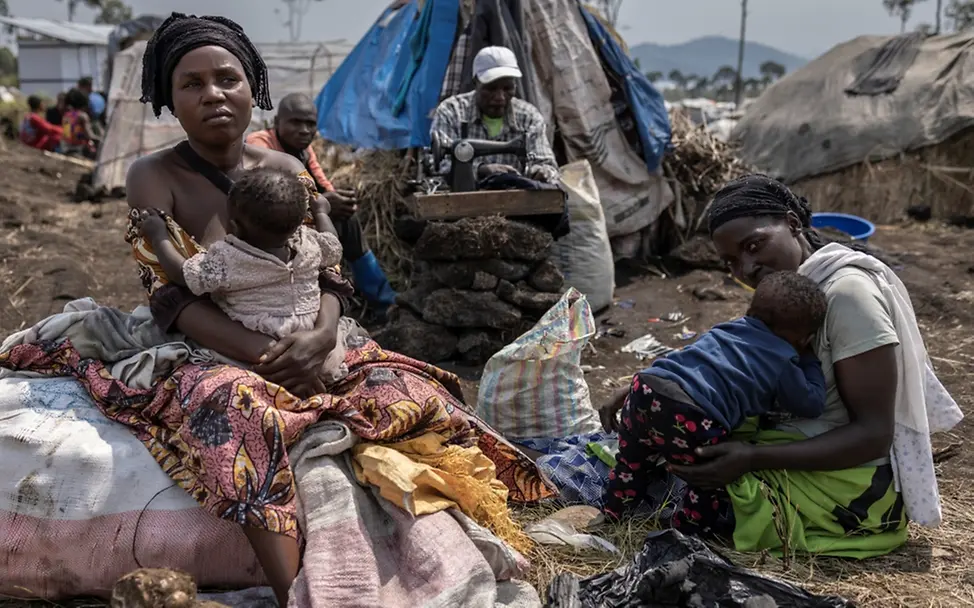 Eine Mutter von 7 Kindern, sitzt vor ihrer Lagerunterkunft im Vertriebenenlager Bulengo im Osten der DR Kongo. | © UNICEF/UN0791524/Ndebo Weltflüchtlingstag: Eine Mutter von 7 Kindern, sitzt vor ihrer Lagerunterkunft in Bulengo im Osten der DR Kongo.