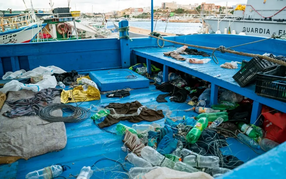Auf der Insel Lampedusa, Italien: Wasserflaschen, weggeworfene Kleidung und andere Gegenstände, die an Bord eines Bootes zurückgelassen wurden, das Migranten über das Mittelmeer transportierte | © UNICEF/UNI443173/Antonioli Weltflüchtlingstag: Lampedusa: Zurückgelassene Gegenstände an Bord eines Bootes, das Migranten über das Mittelmeer brachte
