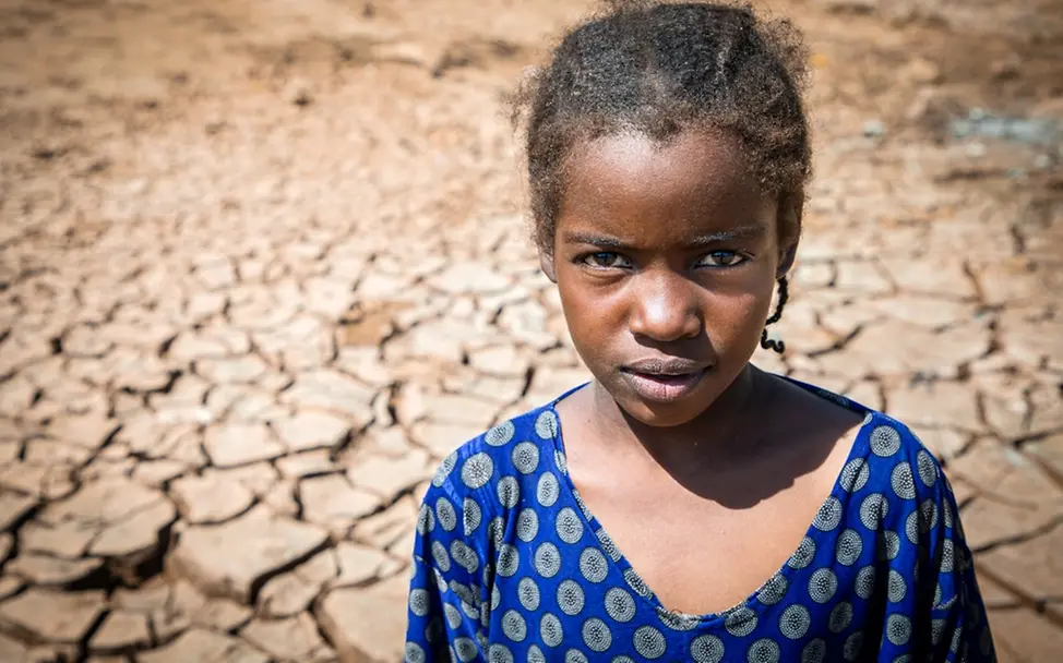 Im vergangenen Oktober wurde Bintus Schule durch heftige Überschwemmungen in der Region Somali in Äthiopien geschlossen. | © UNICEF/UNI485921/Pouget Weltflüchtlingstag: Bintus Schule wurde durch heftige Überschwemmungen in der Region Somali in Äthiopien geschlossen.