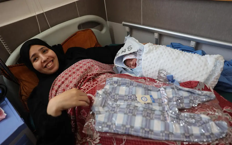 Eine Mutter mit ihrem Neugeborenen im Krankenhaus.