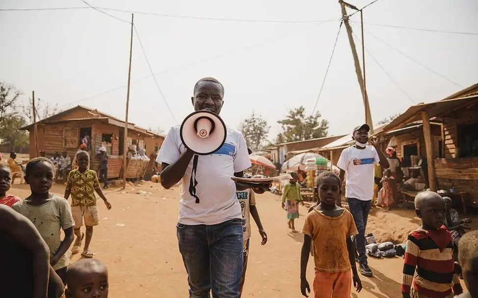 Mpox-Virus: Ein von UNICEF unterstützter Sozialarbeiter klärt im Kongo über Mpox auf | © UNICEF/Benekire Mpox Virus: Ein von UNICEF unterstützter Sozialarbeiter klärt im Kongo über Mpox auf