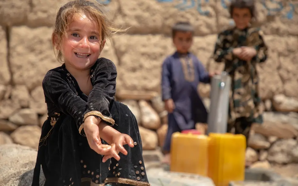 Ihre Unternehmensspende zu Weihnachten: Die 4-jährige Gulalai vor ihrem Haus im Dorf Toorragha in Afghanistan.