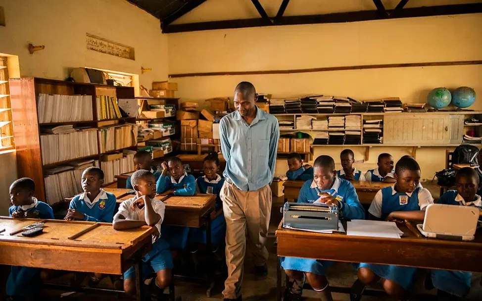 Gefährliche Masern-Spätfolgen: Ein als Kind durch eine Maserninfektion erblindeter Lehrer in seiner Schulklasse in Uganda.