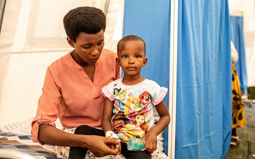 Mpox Virus: Ein erkranktes Kind mit seiner Mutter in Burundi | © UNICEF/Muco Mpox Virus: Ein erkranktes Kind mit seiner Mutter in Burundi