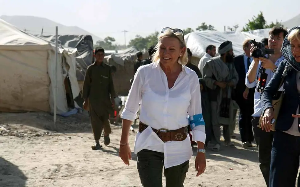 Im Flüchtlingslager: Sabine Christiansen in Afghanistan | © UNICEF/Froutan Im Flüchtlingslager: Sabine Christiansen in Afghanistan