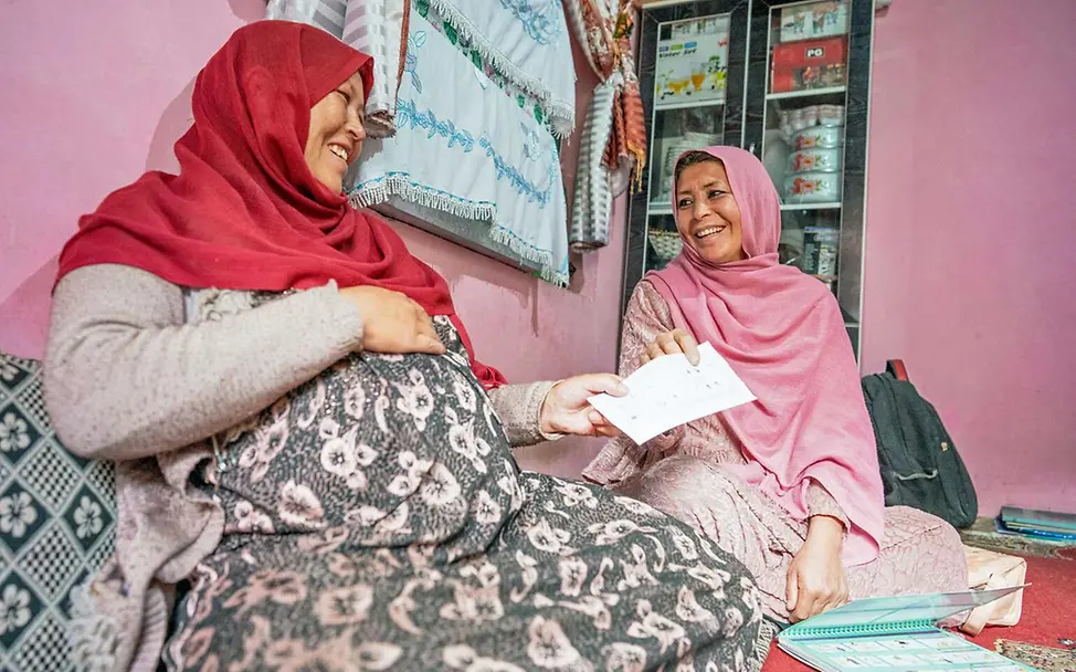 Afghanistan Gesundheitshilfe: Eine von UNICEF ausgebildete Gesundheitshelferin berät eine Schwangere 