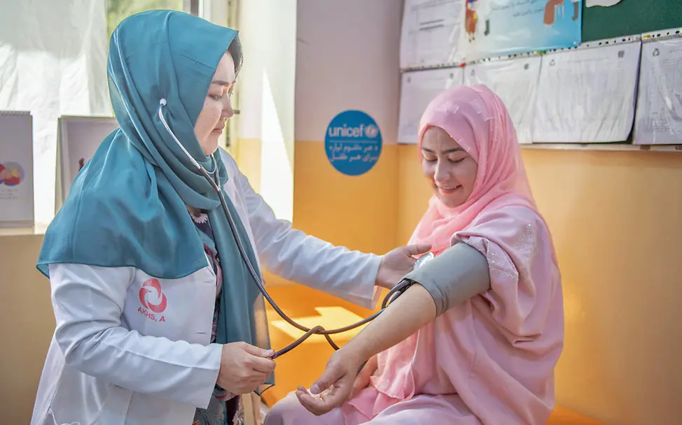 Afghanistan Gesundheitshilfe: Eine Hebamme misst bei einer Schwangeren den Blutdruck. 
