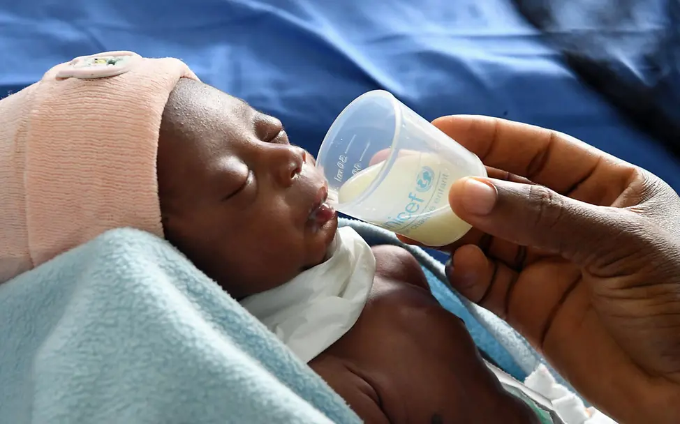 Schenken für den guten Zweck: Spezialnahrung gibt Kindern eine Chance, sich gesund zu entwickeln. | © UNICEF/Dejongh Originelle Geschenkideen für einen guten Zweck: Ein Neugeborenes an der Elfenbeinküste erhält Spezialmilch.