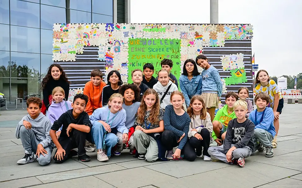  Die Kinder der Löcknitz-Grundschulklasse 5a sitzen und stehen mit all ihren Wünschen und Forderungen vor der Tafel.