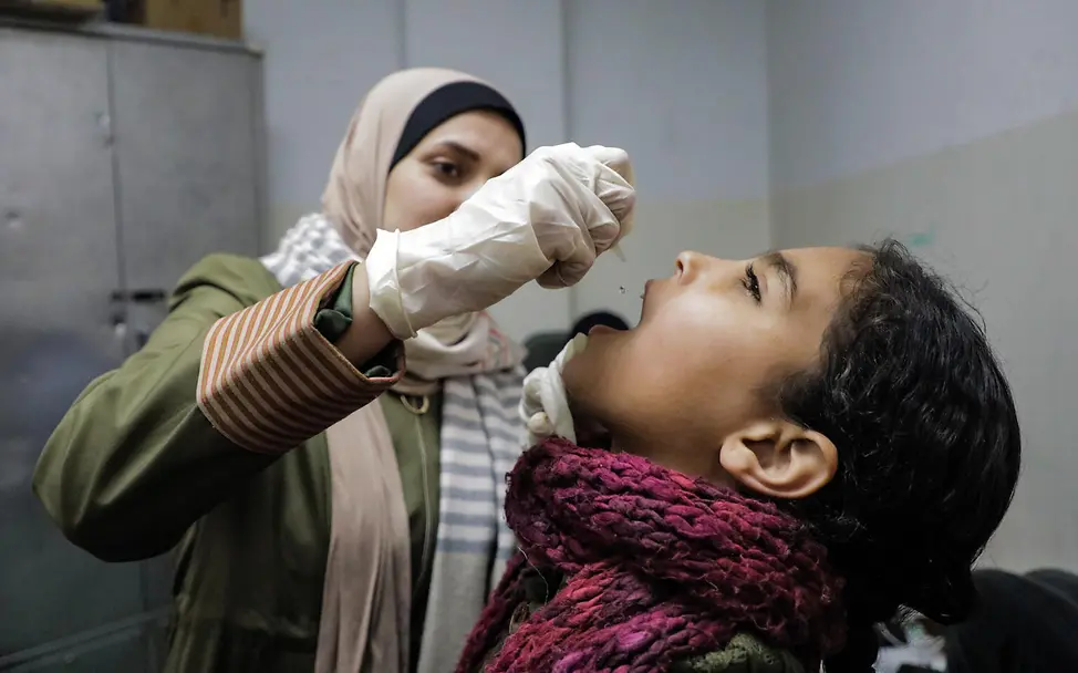 Gaza: Ein Mädchen wird gegen Polio geimpft
