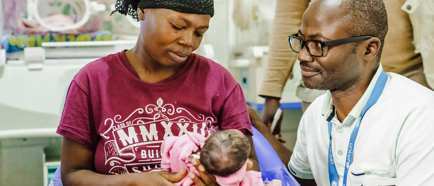 Demokratische Republik Kongo spenden: Eine Mutter kümmert sich mit einem UNICEF-Helfer um ihr verletztes Baby