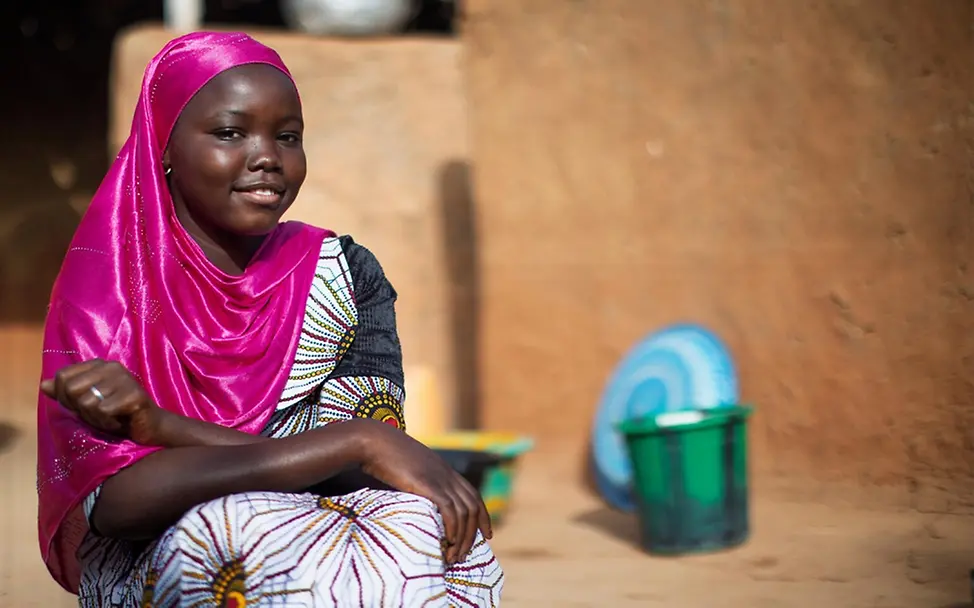 Mädchen Bildung in Mali: Die 15-jährige Hawa sitzt vor ihrem Haus
