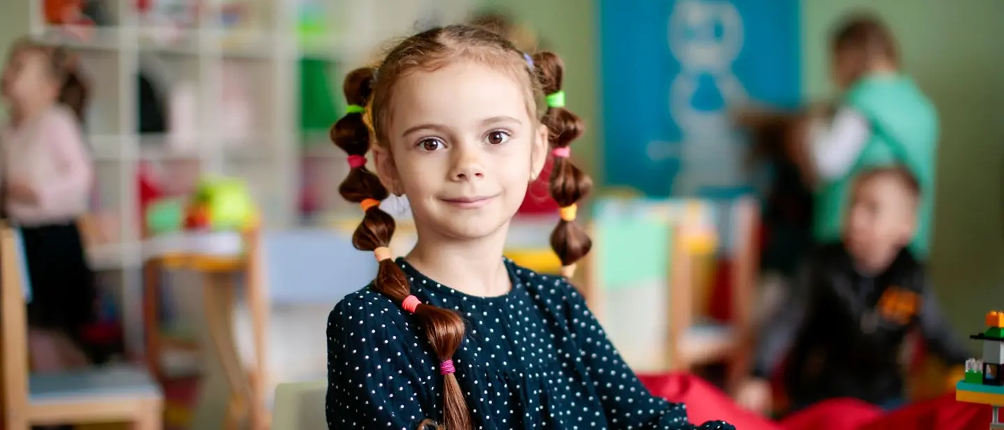 Deutschlands Engagement in der internationalen Zusammenarbeit unerlässlich | UNICEF/Yevtushenko Ukraine: Ein Mädchen sitzt in einem Klassenzimer.