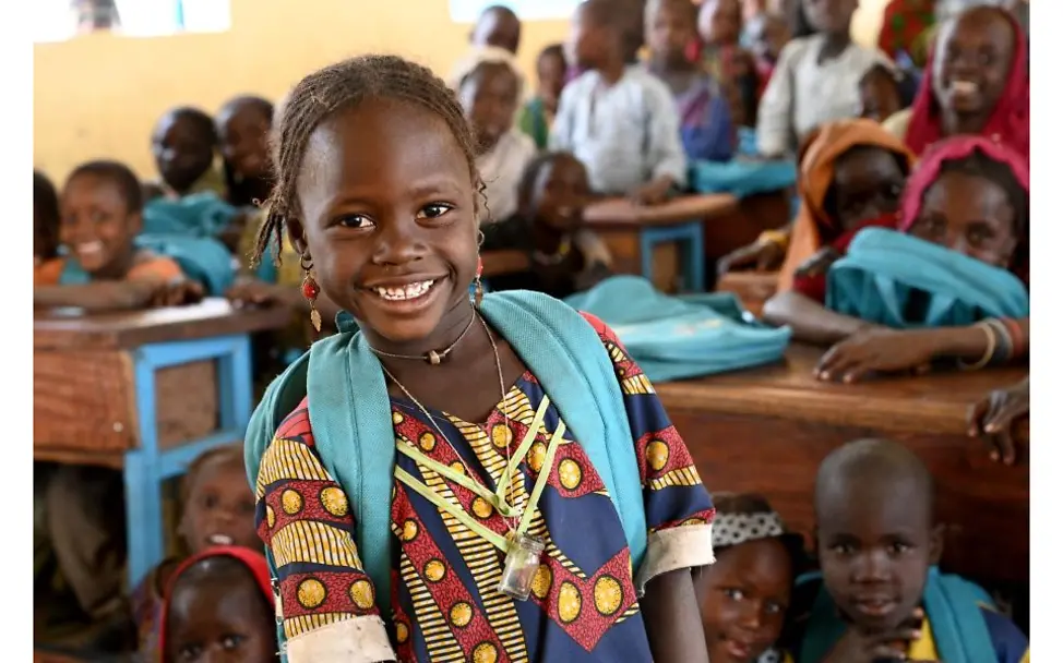 Deutschland leistet einen wichtigen Beitrag zu Sicherheit und Stabilität | © UNICEF/Dejongh Chad: Mädchen sitzt mit einem UNICEF-Rucksack auf dem Rücken in einem Klassenzimmer.