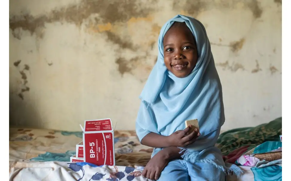 © UNICEF/Elfatih Sudan: Mädchen isst einen BP-5 Keks.