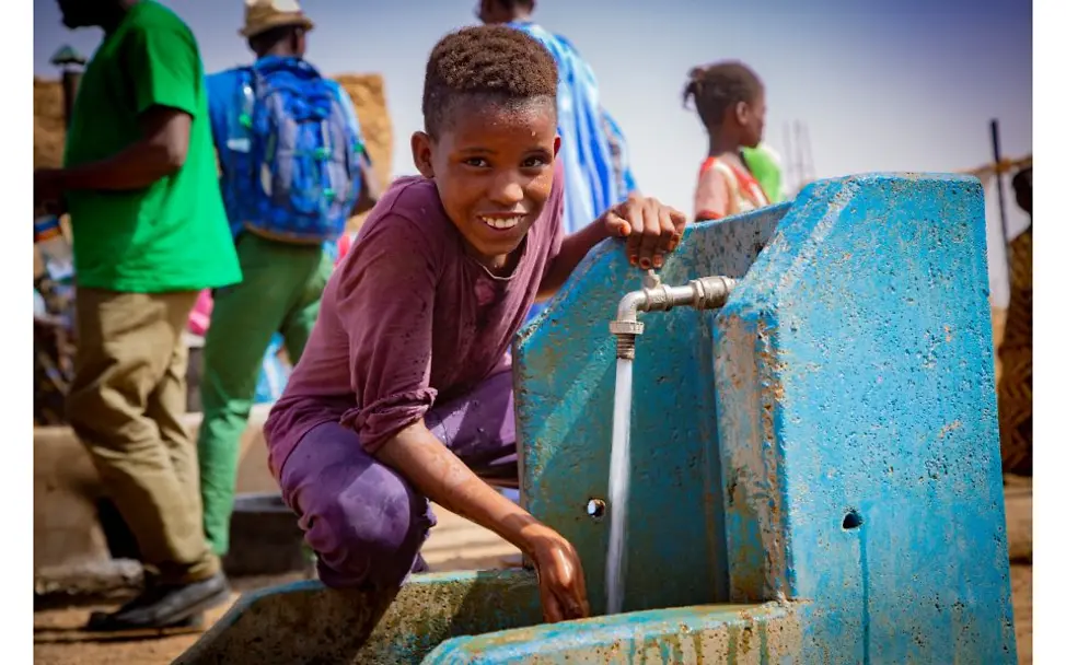 UNICEF unterstützt Kinder in Krisenregionen | © UNICEF/Boughaleb Mauretanien: Ein Junge sitzt an einem Brunnen.