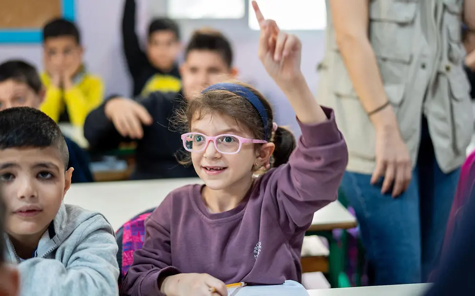 Libanon Nothilfe: Eine Schülerin an einer Beiruter Grundschule zeigt im Schulunterricht auf 