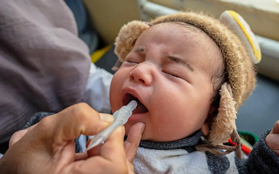 Impfungen Baby und Kleinkinder: Schluckimpfung für ein Kleinkind, damit es vollen Impfschutz hat 