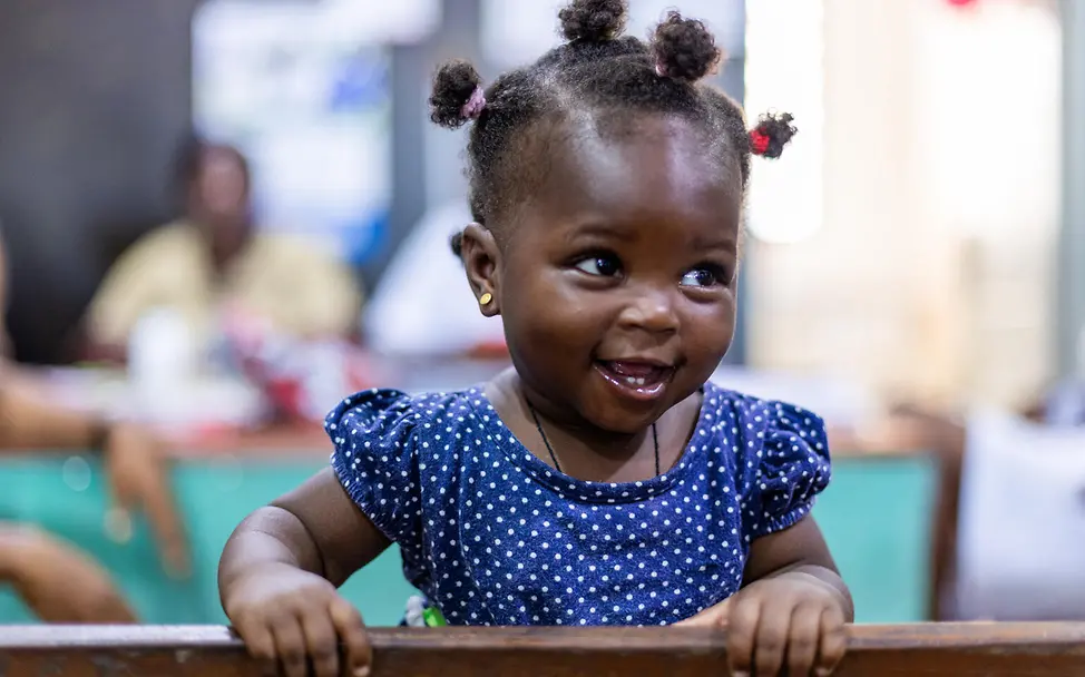 Impfungen Baby: Ein Kleinkind in Ghana wurde eben mit einem Kombinationsimpfstoff geimpft. 