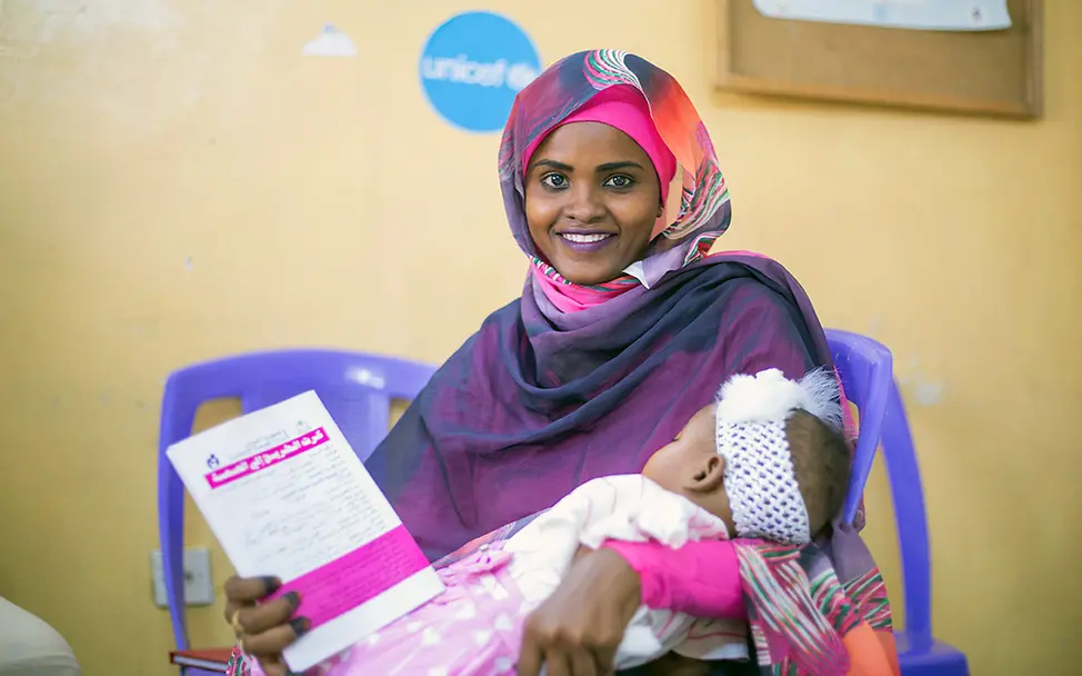 Malaria-Impfung: Eine Mutter im Sudan hat ihr Baby gegen die Infektionskrankheit Malaria impfen lassen. 