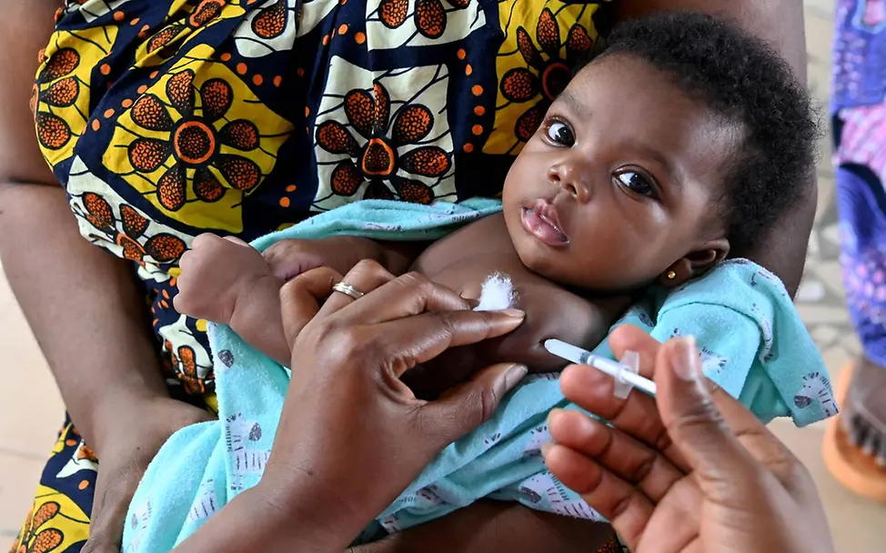 Malaria-Impfungen: Ein Baby in der Côte d’Ivoire erhält per Spritze eine Malaria-Schutzimpfung