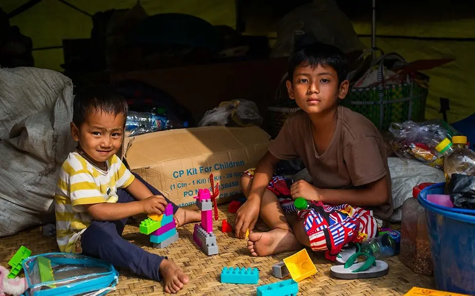 Hilfe für Myanmar: Kyaw Zin Phyo (9) und sein kleiner Bruder haben nach dem Erdbeben Hilfsgüter erhalten.