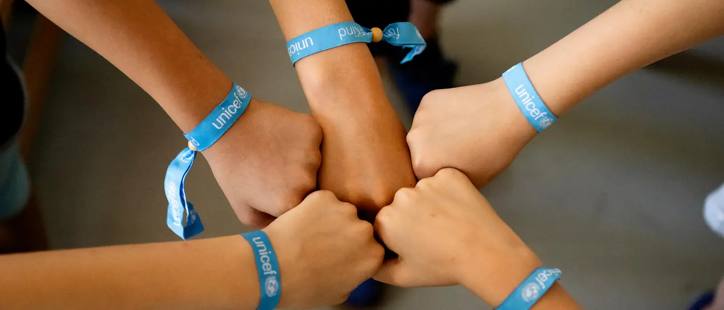 Handgelenke mit UNICEF-Armbändern