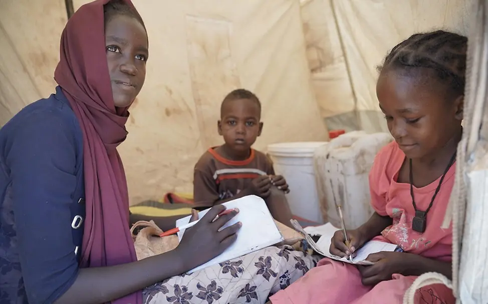 Sudan Spenden gegen Hungersnot: Noura sitzt in einem Zelt eines Camps für Binnenvertriebene. 