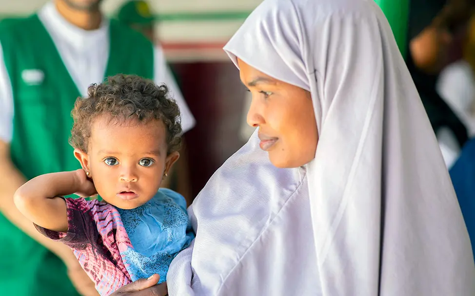 Hunger weltweit: Ein unterernährtes Baby in Somaliland auf dem Arm seiner Mutter.