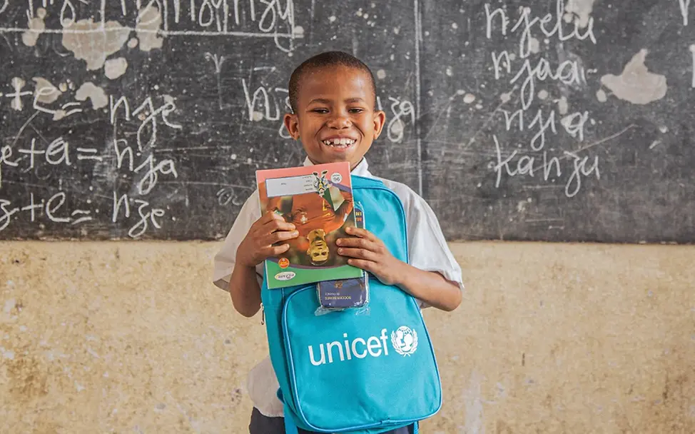 UNICEF-Hilfe DR Kongo: Josphin (7) freut sich endlich wieder in die Schule gehen zu können.