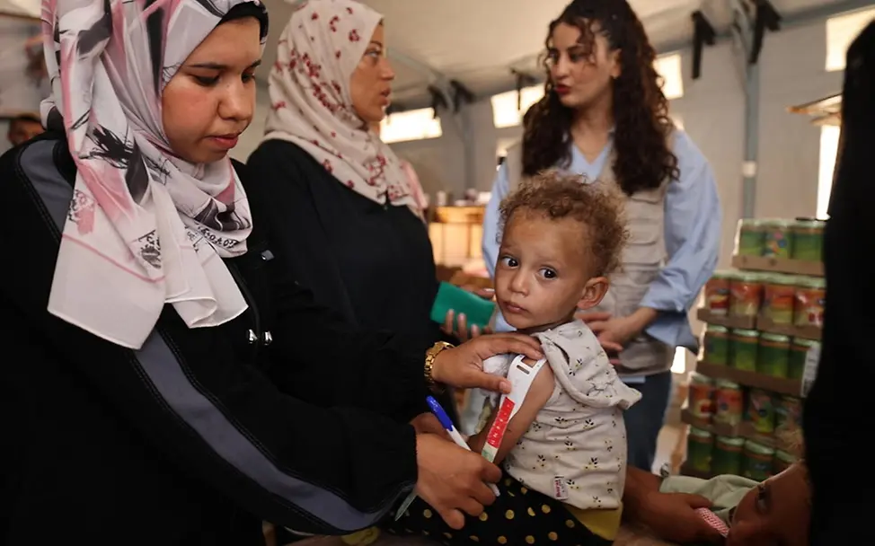 Asmaa (1) wird mit Spezialnahrung behandelt.