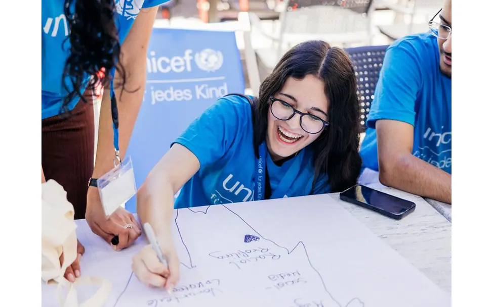 Teilnehmerin gestaltet UNICEF Youth Poster.