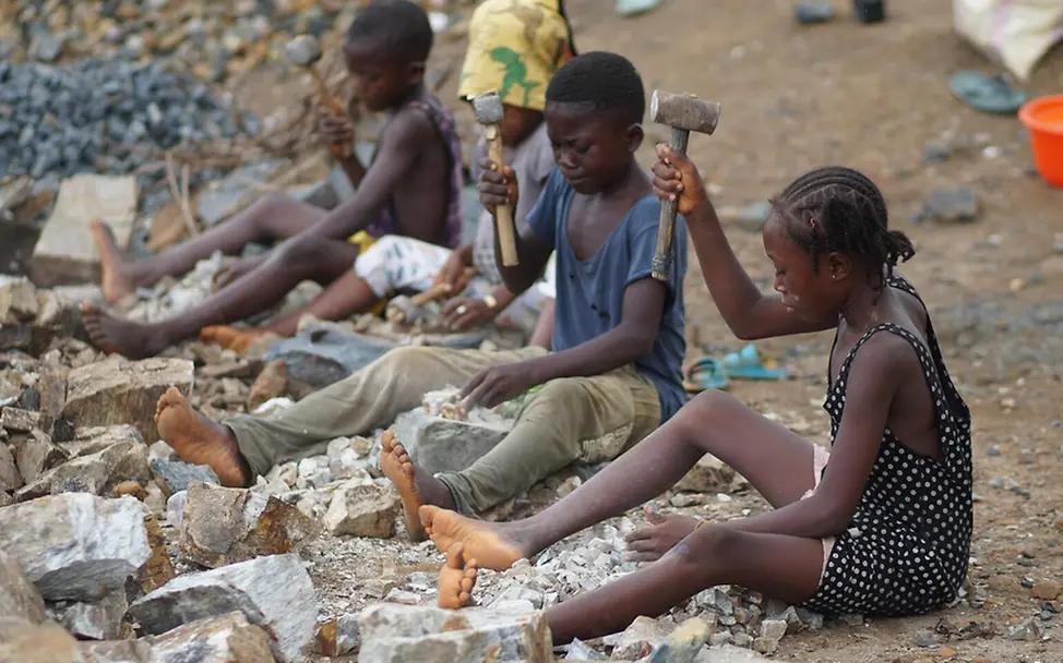 Adama (12) arbeitet seit fünf Jahren in einem Steinbruch. | © UNICEF/Songa Adama (12) arbeitet seit fünf Jahren in einem Steinbruch in Sierra Leone.