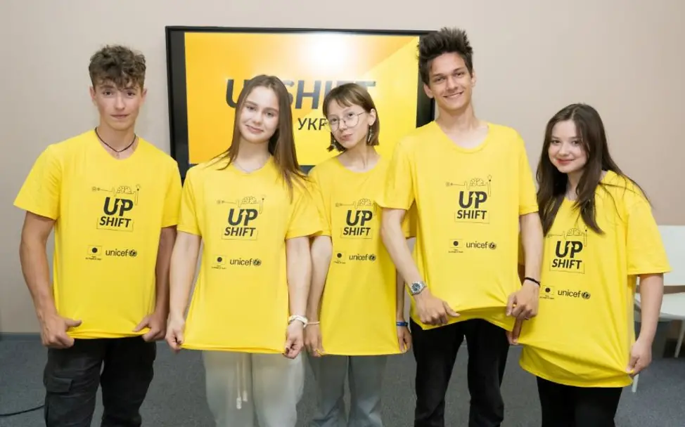 Upshift-Programm von UNICEF | © UNICEF Bild von 5 Jugendlichen mit Upshift-Shirt.