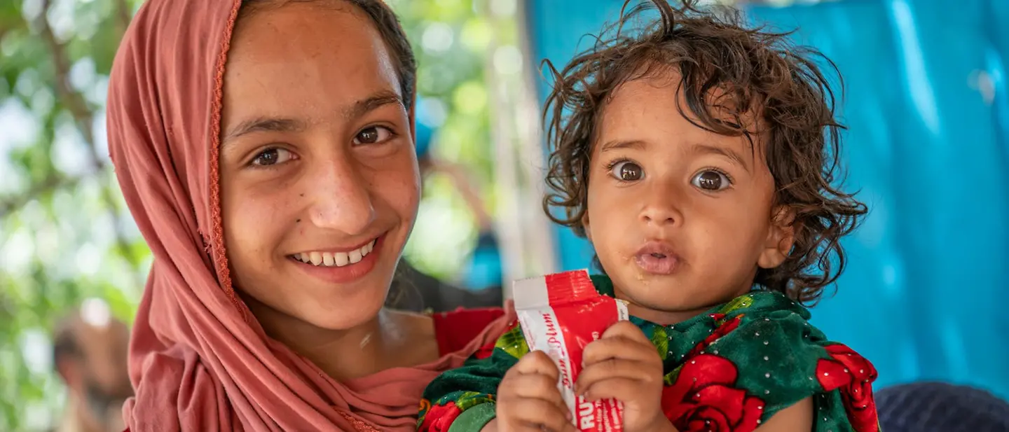 Afghanistan: Kind mit UNICEF Erdnusspaste.