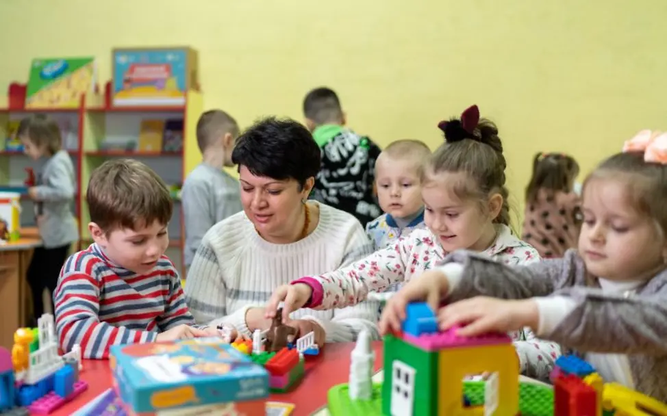 Vorschulkinder nehmen an einer Unterrichtsstunde in ihrem Kindergarten teil, der von UNICEF und Partnern instand gesetzt wurde.